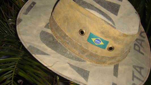 Tarp Hut mit portugiesischer Aufschrift