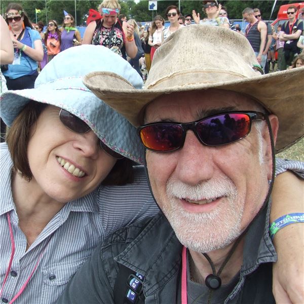Glastonbury 2013 GB Musikfestival mit einem Amazonas Tarp Hut als Sonnenschutz