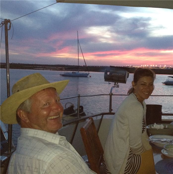  Mick mit Eva trägt einen Amazonas Tarp Hut auf einem Boot in Portugal