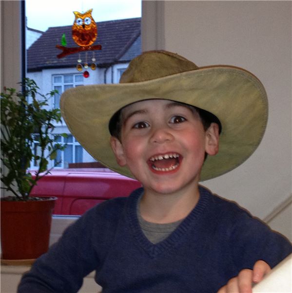 Mein kleiner Junge mit einem Amazonas Tarp Hut